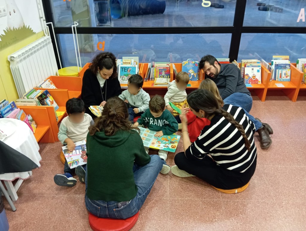 Èxit del taller de targetes de Nadal a la&nbsp;biblioteca